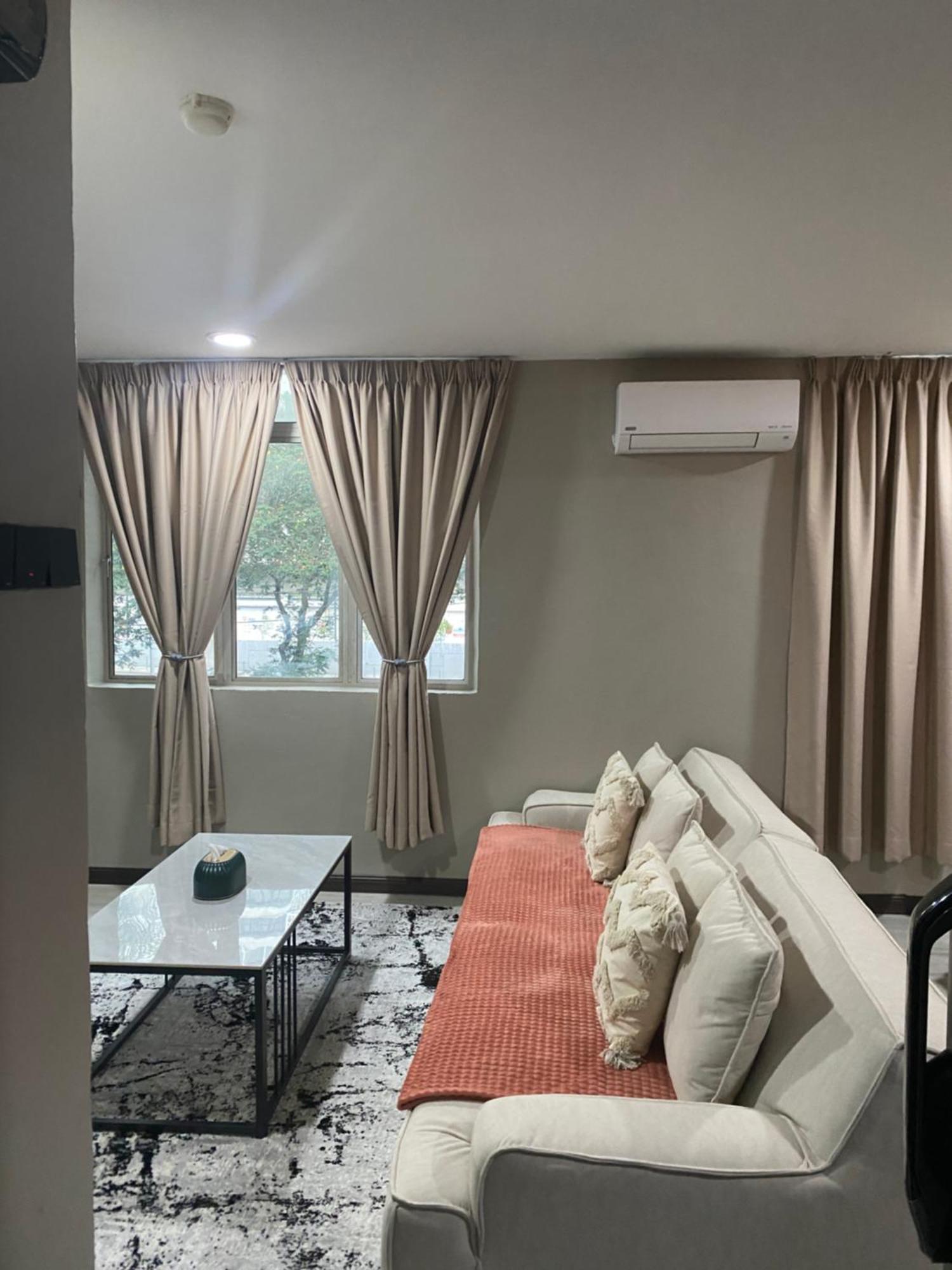 1St Living Subang Hotel Subang Jaya Bagian luar foto